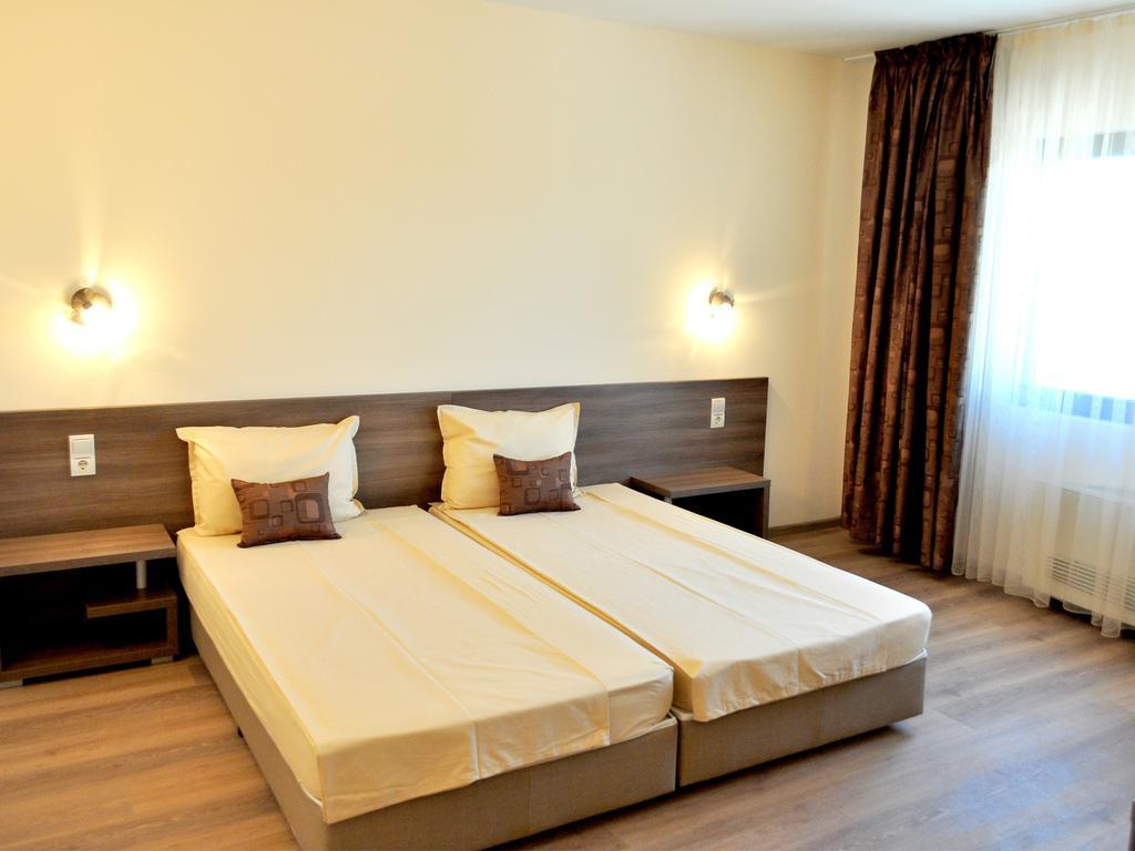 Yustina Villas Guest House Ustina Quarto foto